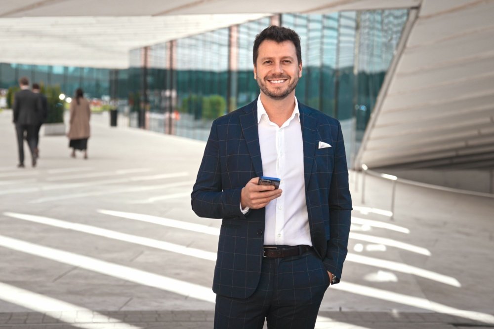 Mannen in nette pakken en overhemden